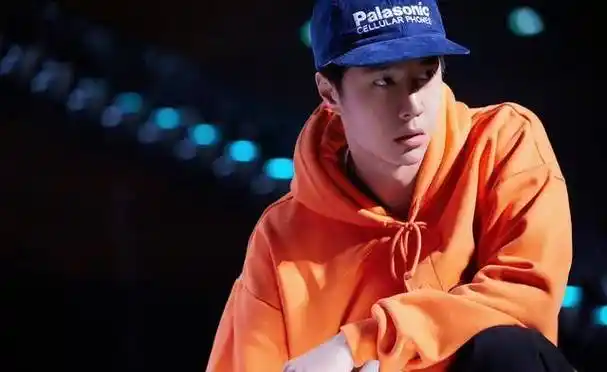 王一博喜获帽子哥,戴出品味与潮流,街舞笑梗的余温停不下来_网友_舞台