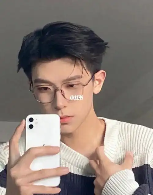 男生三七分背头