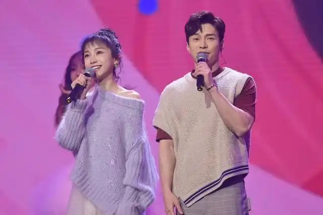 明玉海兰察胡先煦李兰迪同场唱情歌两对小清新掌心紧贴甜齁了