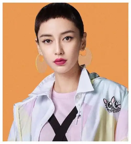 综艺节目当中她也占据了极高的流量和人气,是一个全面发展的女明星了