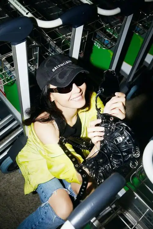 张柏芝出发巴黎机场图释出.balenciaga荧光上衣搭配黑色墨镜