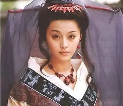 2007年开播的《秦始皇》这部剧,范冰冰在剧中饰演阿若一角,虽然作为