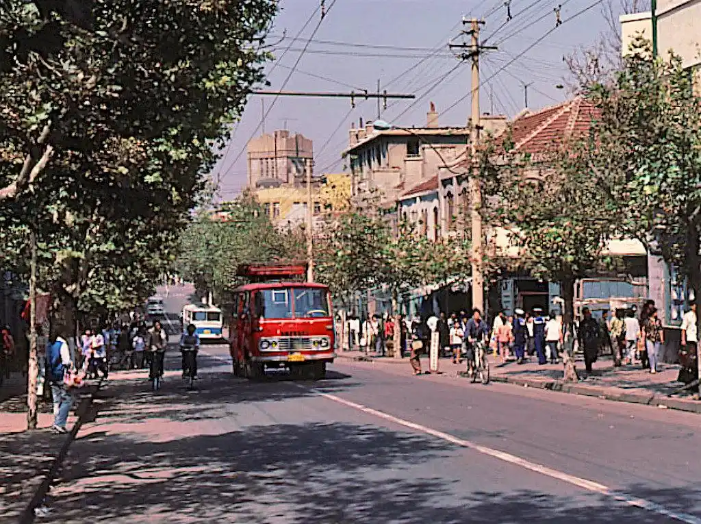 美!1983年青岛绝版老照片,百废待兴,张张撩起儿时印记!