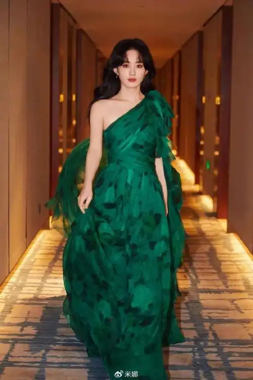 赵丽颖八字刘海没有齐刘海那样整齐,无规则可言,能够营造出不费力的