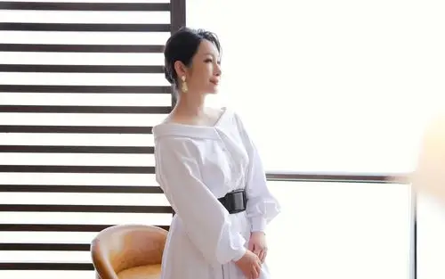 秦海璐一字肩白裙写真桌面壁纸