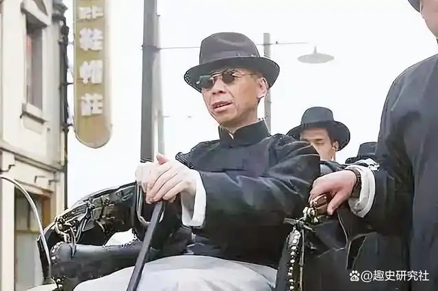 杜月笙到底有多难演?冯小刚将他演活了,杜美如说:父亲不戴墨镜
