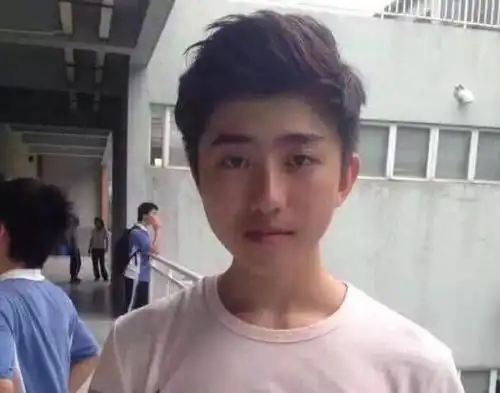 男明星素颜引争议,蔡徐坤素颜排第一,其他小鲜肉没有比他帅的!_化妆