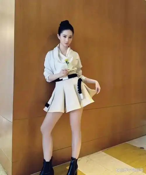 36岁刘亦菲亮相新作发布会,粗短大白腿引热议,网友:目测110斤