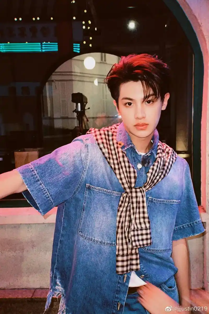 微博照片中帅气的黄明昊小宝贝#黄明昊 #黄明昊justin - 抖音