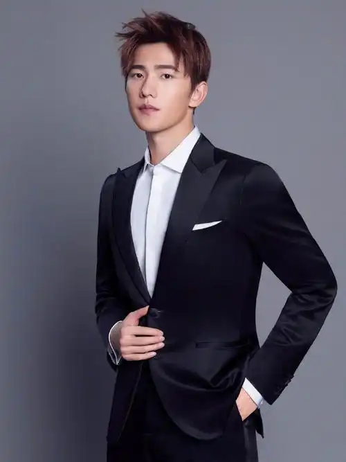 杨洋格子西装帅气亮相咬舌动作超可爱粉丝又要舔屏了