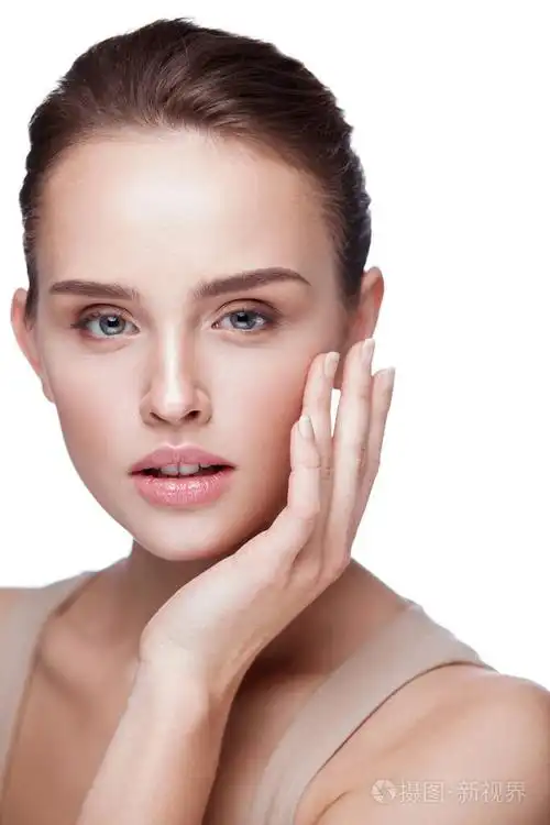 女人脸上的妆容触摸光滑的皮肤.美容化妆品