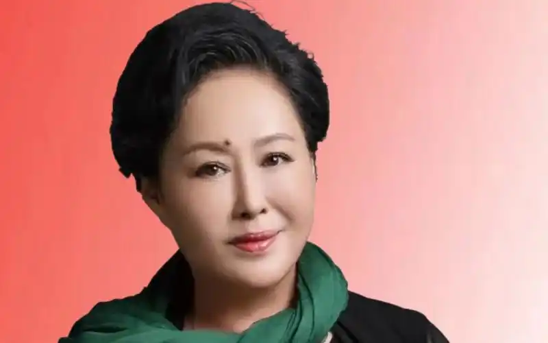 斯琴高娃瞒不住!隐藏的三婚老公曝光,看到照片才知为何不愿公开