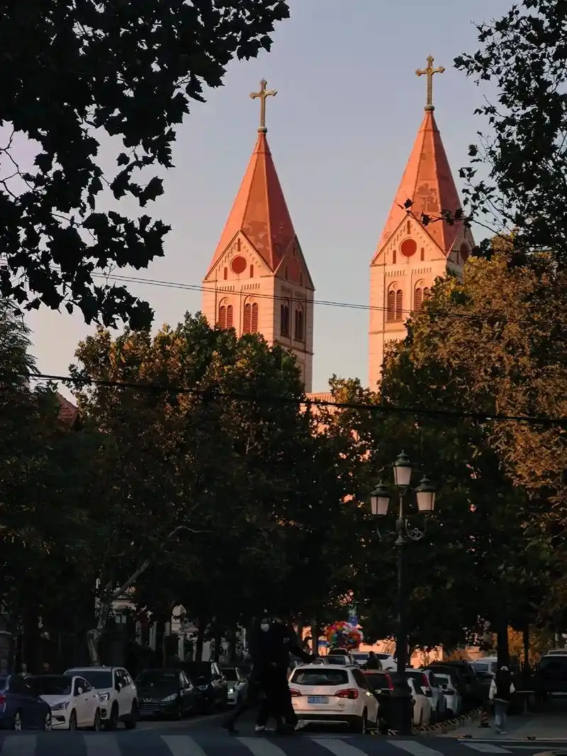 秋天的浙江路天主教堂和圣言会会馆旧址.#青岛随拍 - 抖音