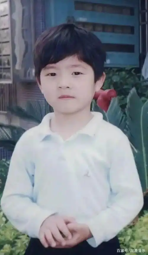 陈伟霆的笑容从小到大都没变过