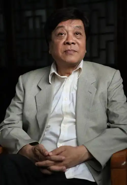主持过央视春晚,当过《动物世界》的主持,是家喻户晓的老一辈主持人