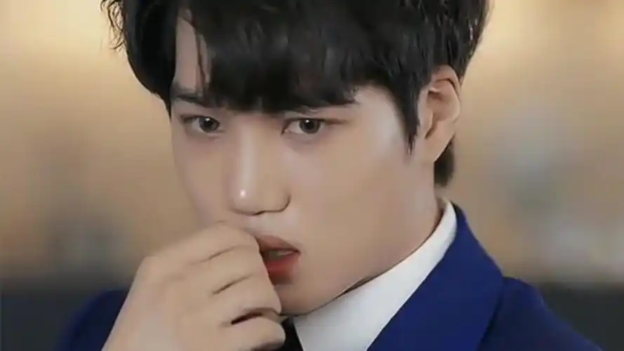 "谢谢一直为我们撑腰,守护着, 爱着我们."金钟仁