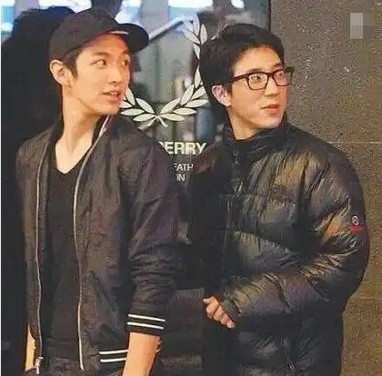 房祖名为27岁柯震东庆生,陈柏霖竟也在场,但寸头的他才最抢镜!