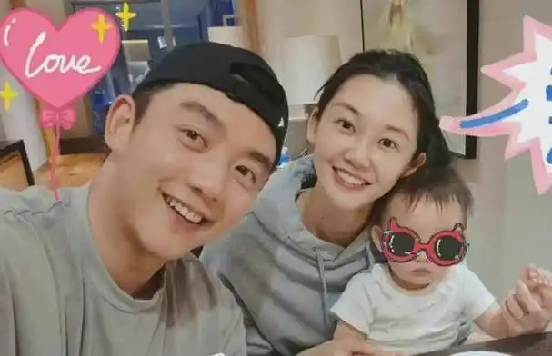 自己在上海一家知名母婴医院生孩子的时候,发现郑恺的妻子苗苗也在同