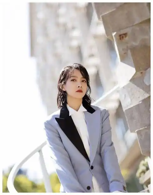 原创宋茜一身男人装白衬衫配上蓝黑拼接西装又飒又a