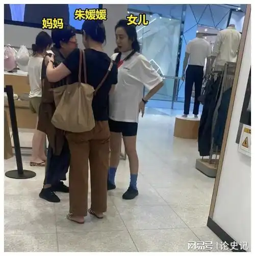 辛柏青携家人在澳洲偶遇妻子朱媛媛颜值惊艳49岁妍华依旧