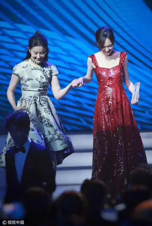 刘亦菲唐嫣手牵手下台阶景甜礼服裙配秋裤白到发光