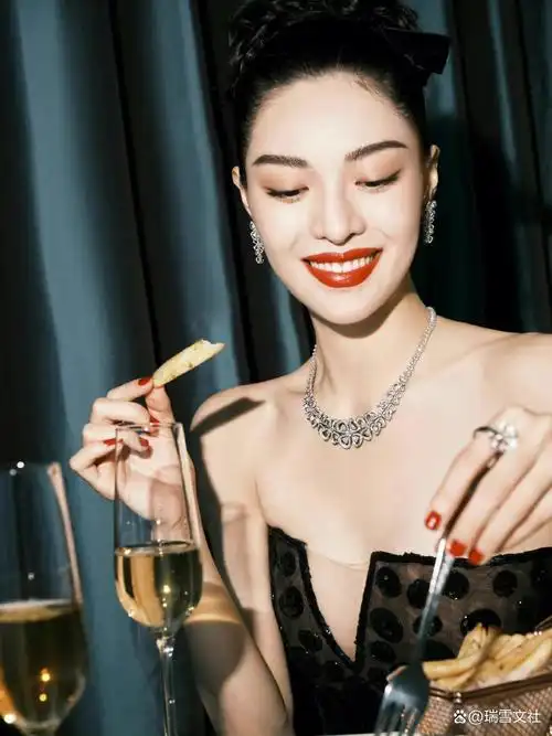 在一段时间内,钟楚曦被众人指指点点针对,彻底断送了自己的职业前途.