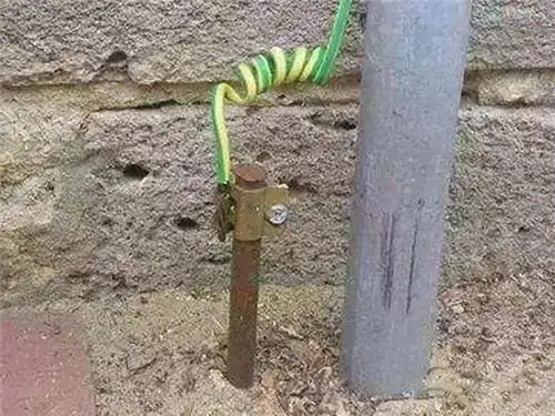 对于室内防雷装置来说,它的引下线除了要达到机械强度要求,还需具备