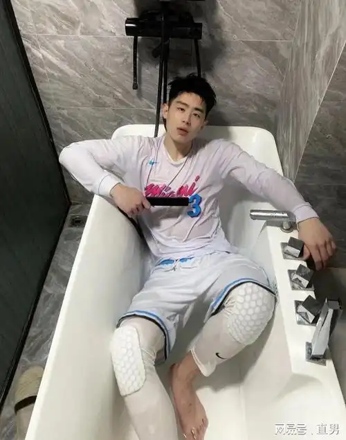 白嫩球服小奶狗浴缸内玩自拍也太会撩了