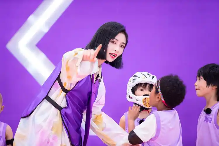 《小巨人运动会》郑希怡斜分卷发韵味十足 许佳琪扎染衬衣甜酷时髦