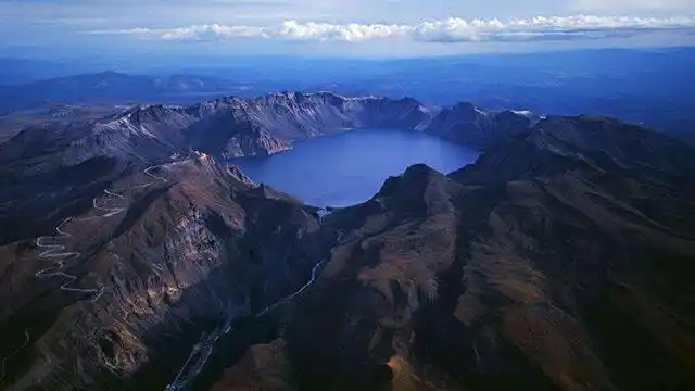 航拍长白山天池,冰,水两种形态美到摄人心魄