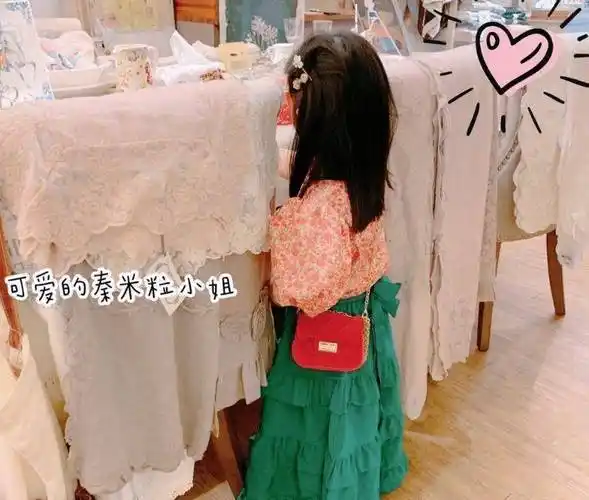 伊能静晒小米粒近照,完美驾驭红配绿装扮,颜值越来越好看_洋娃娃_评论