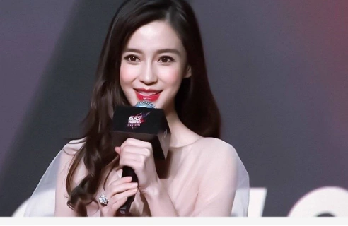 杨颖瞪得人发慌,是整容还是双眼皮贴?看正主如何回应!