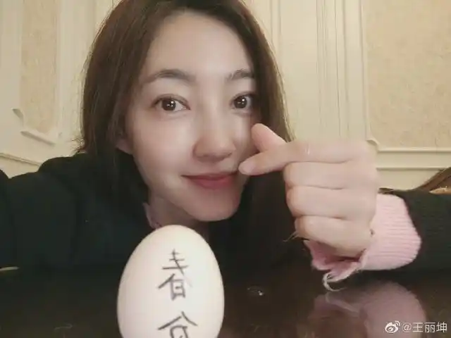 素颜女神王丽坤过生日!发动态气质优雅,粉丝剪角色群像视频庆生