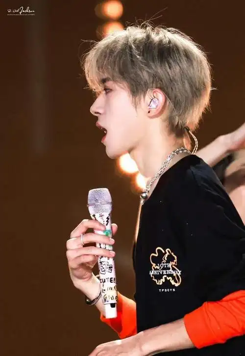 240126手控福利来袭易烊千玺的纤长手指俘获万千粉丝心