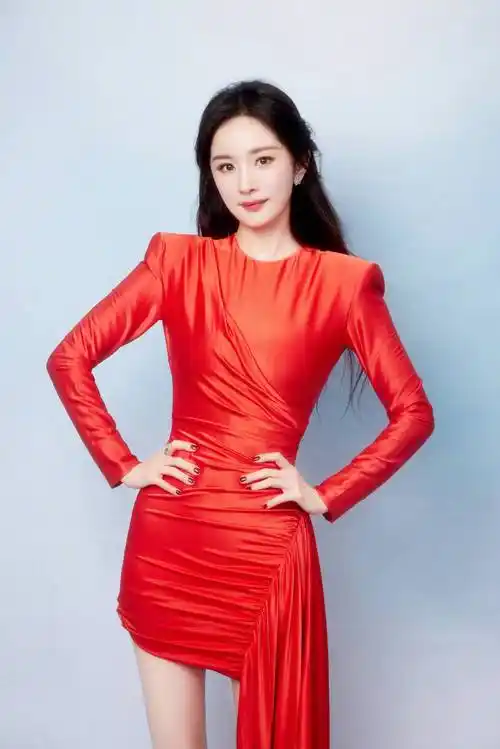 大年初五迎财神杨幂穿红裙喜气洋洋