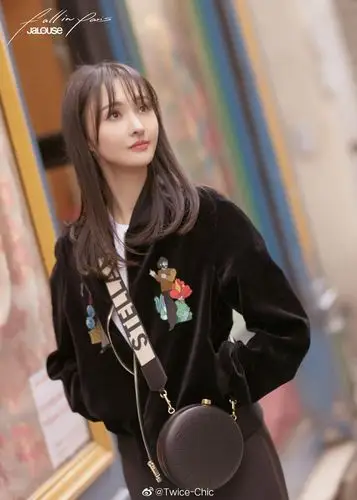 郑爽巴黎探店穿搭,选择黑色丝绒夹克搭配灰色喇叭裤.