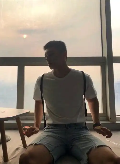 戴眼镜的运动小哥哥可爱帅气的自拍照和穿衣风格与众不同相媲美