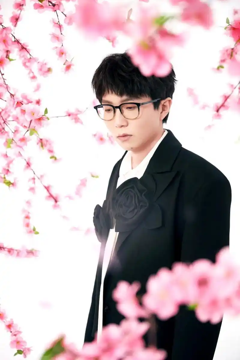 毛不易桃花大片追忆仙剑1##毛不易桃花林写真#  一身黑色西装与飞色