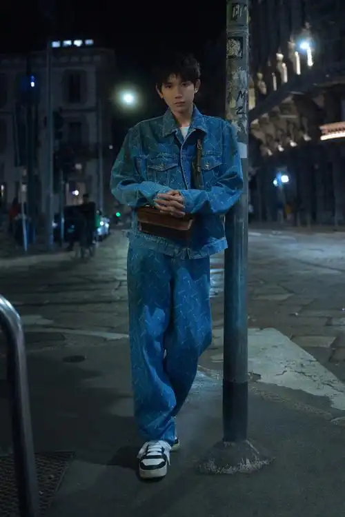 全身印花logo牛仔搭配运动鞋,斜挎棕色背包吸睛,祝看秀顺利啦#王源