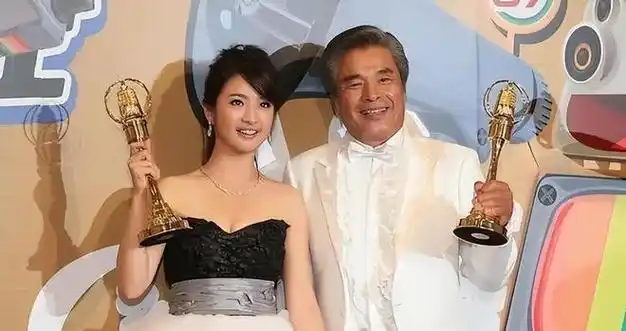 "6个老婆"同住一屋,每人每月7万零花钱,71岁又娶第七房小娇|成龙|雷洪