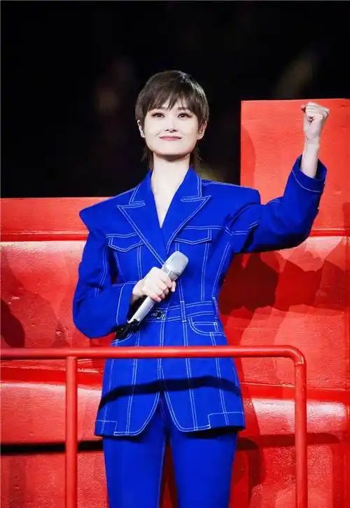 原创李宇春回归女人味穿宝蓝色西装贵气十足身材挺纤细有型
