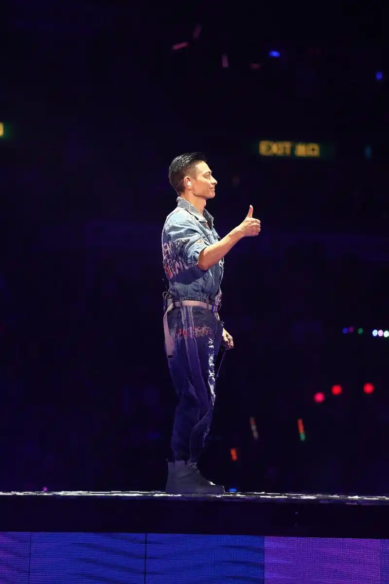 刘德华红馆演唱会 重现经典《忘情水》《冰雨》