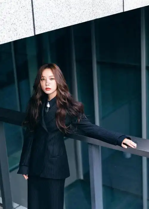 王珞丹条纹西装亮相金鹰节,烫波浪卷长发,女神范十足