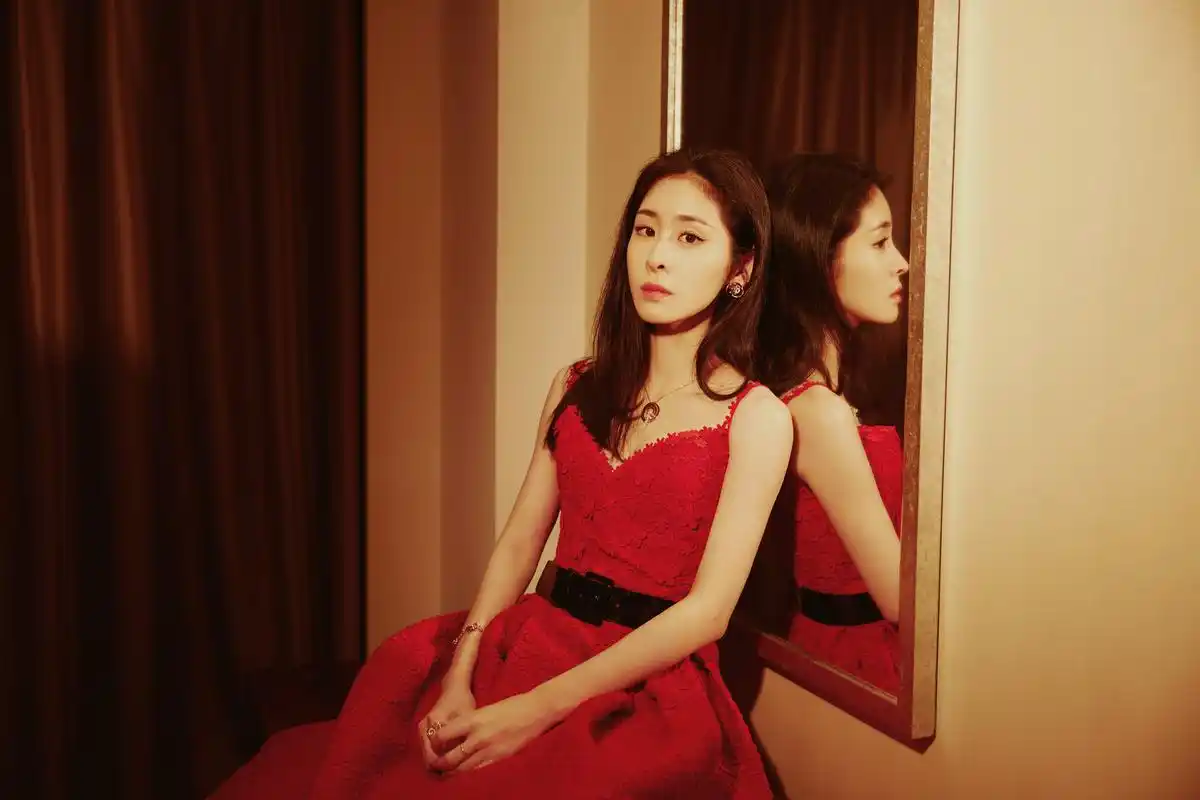 boss张碧晨玫瑰红裙翩然舞动,钻石从金色回旋世界中点缀璀璨抬眉凝视