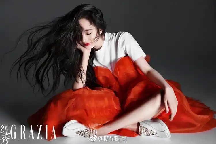 杨幂时尚杂志封面大片,个性张扬而不失优雅,带着无限魅力