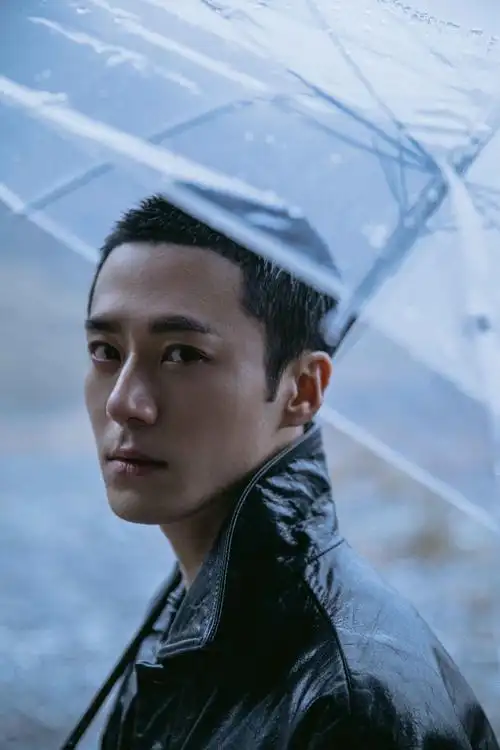 茅子俊寸头皮衣桀骜不羁 展现型男魅力