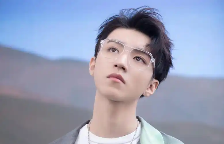 超帅王俊凯最新壁纸_酷帅风格的小凯