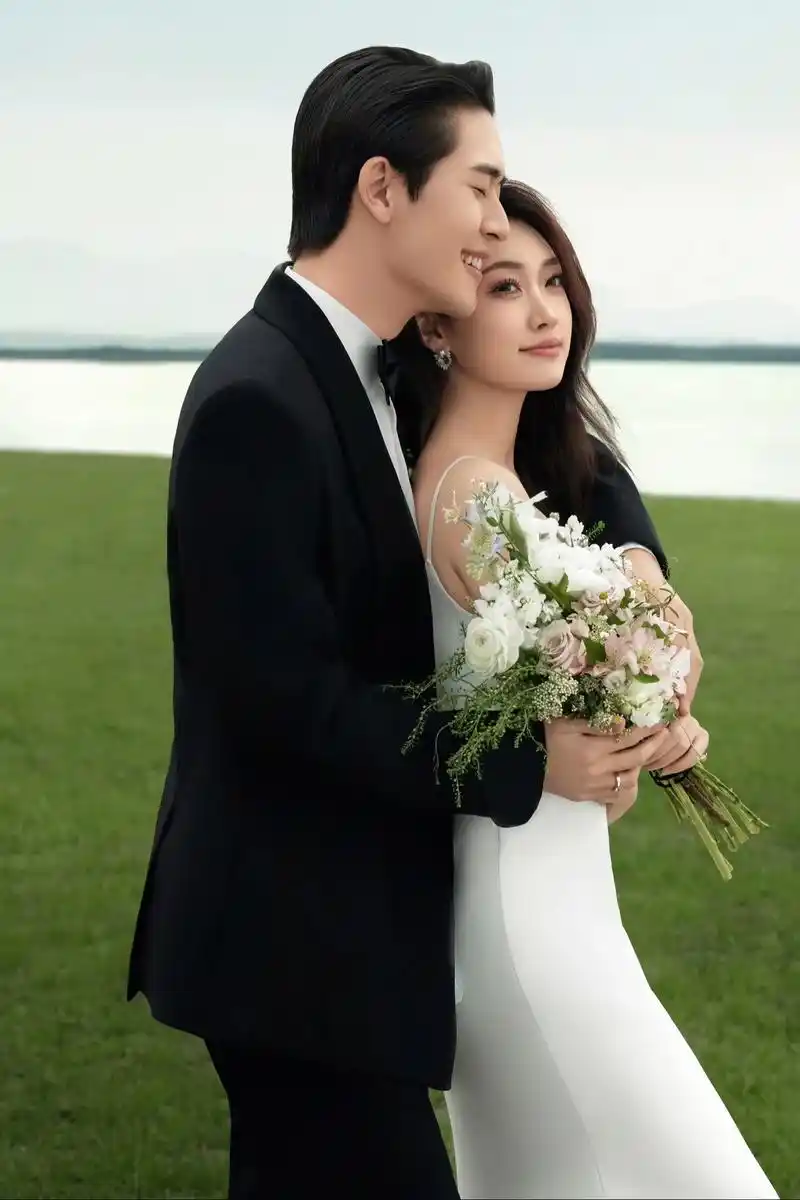 邂逅甜蜜|草坪森系婚纱照无法拒绝的美