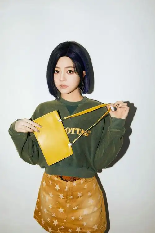 组图:陈妍希蓝色挑染短发造型亮相活动休闲跳脱潇洒不羁第4张图片