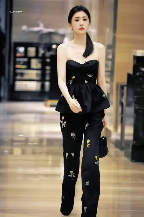 贾静雯黑色抹胸连衣裙写真_女神_网友_气质